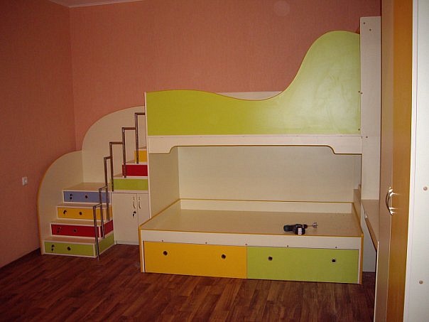 Детская кровать со ступеньками
